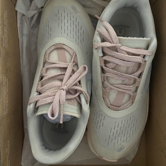 ON running sneakers like new ! - Picture 3 of 4